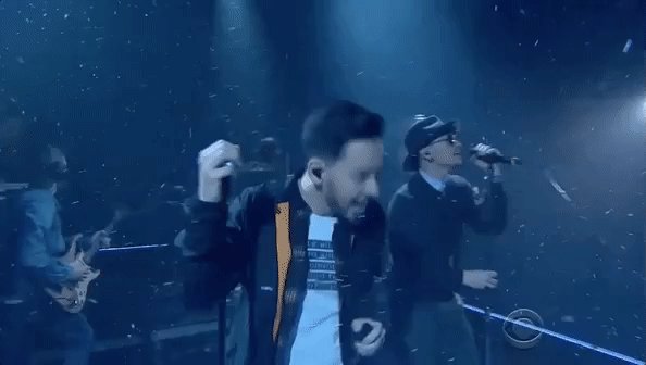 RT @latelateshow: .@linkinpark is making it ❄️ during their performance of 'Invisible' https://t.co/5LNyULlT8q