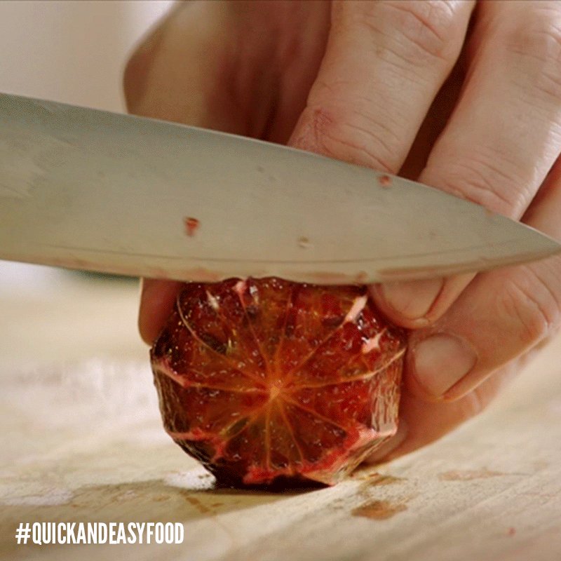 Q4: Time to get a bit fruity. What delicious thing is being sliced here? #QuickAndEasyFood Quiz https://t.co/cgY8kAkyDA