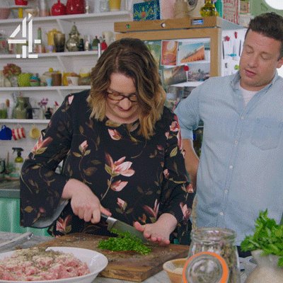 Our @SarahMillican75 is a force to be reckoned with in the kitchen… #FridayNightFeast https://t.co/VTghVqYhd5