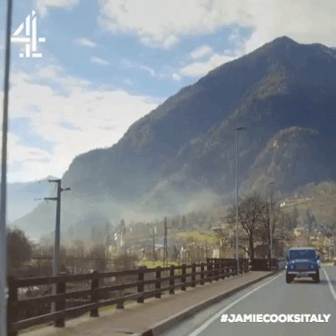 That view though… Turn over to #JamieCooksItaly on @Channel4 now! https://t.co/wWXlY12BIE