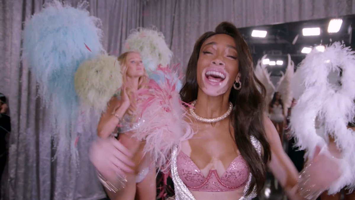 When you realize the #VSFashionShow is ON RIGHT NOW! Head to @abcnetwork ASAP. https://t.co/ZrO17k1X63
