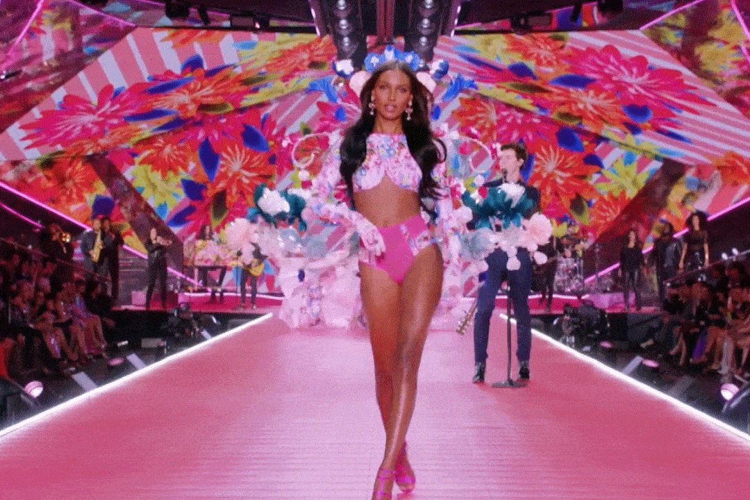 .@jastookes in #VSxMaryKatrantzou (which btw you can shop NOW): https://t.co/sJbauEyjMR #VSFashionShow https://t.co/n3xq5oECXC