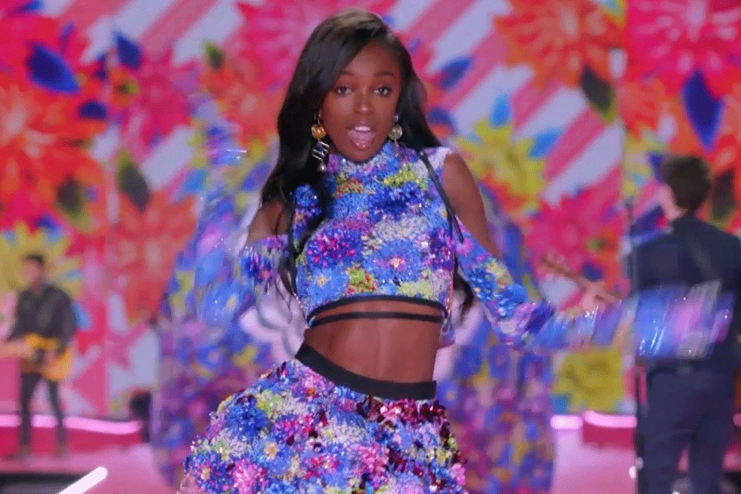 .@Leomie_Anderson casually serving up MAJOR looks. #VSFashionShow https://t.co/bRSLpwfzAs