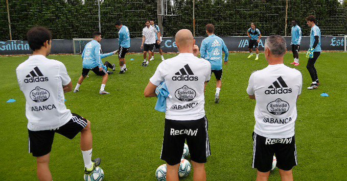 El cuerpo técnico observando una sesión (Foto: RCCV).