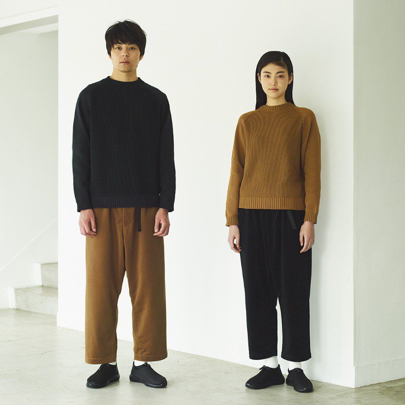 無印良品 Muji Labo 性別のない服をつくりました 年齢 体型関係なく着られるサイズ感 シンプルなデザイン 組み合わせ簡単なかたち 男女で共有することもできる服です あたたかく軽い 前後どちらでも着られるセーターをつくりました モデル身長