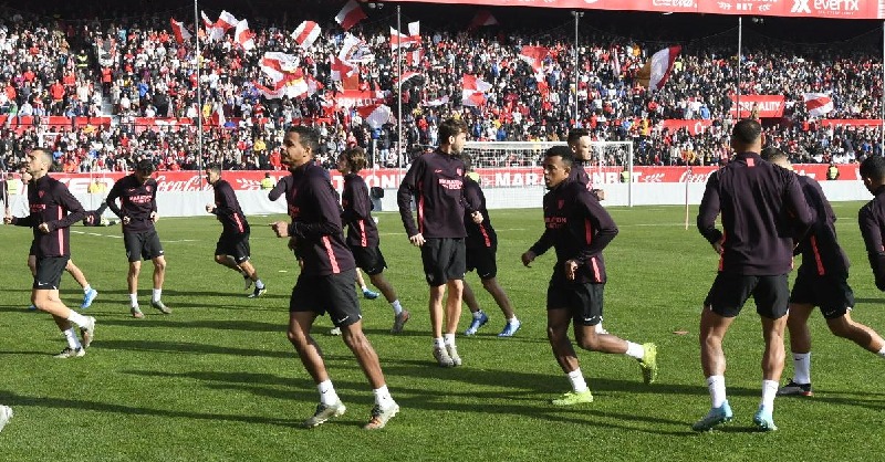 CN1cE0OV?format=jpg&name=orig "Chicharito" y el Sevilla entrenaron ante 12 mil personas