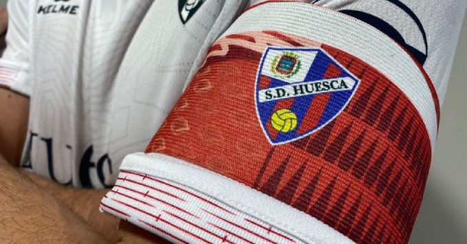 El brazalete del Huesca para medirse al Athletic.