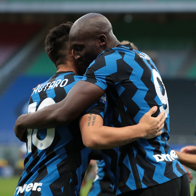 Romelu Lukaku ( kanan) dan Lautaro Martinez