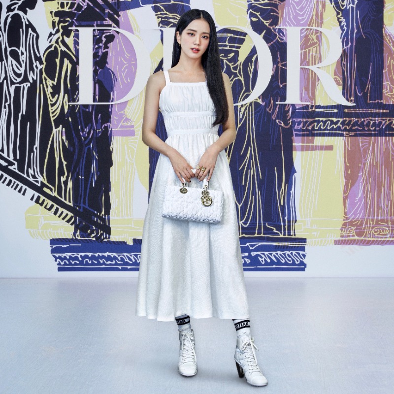 Dior on X: Guess who's coming to the #DiorCouture Spring-Summer 2023 show  by Maria Grazia Chiuri? If you guessed JISOO, you're right! Tap the card to  get your own personalized e-vite to