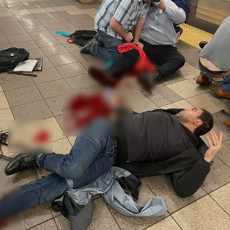 New York metrosunda kanlı saldırı