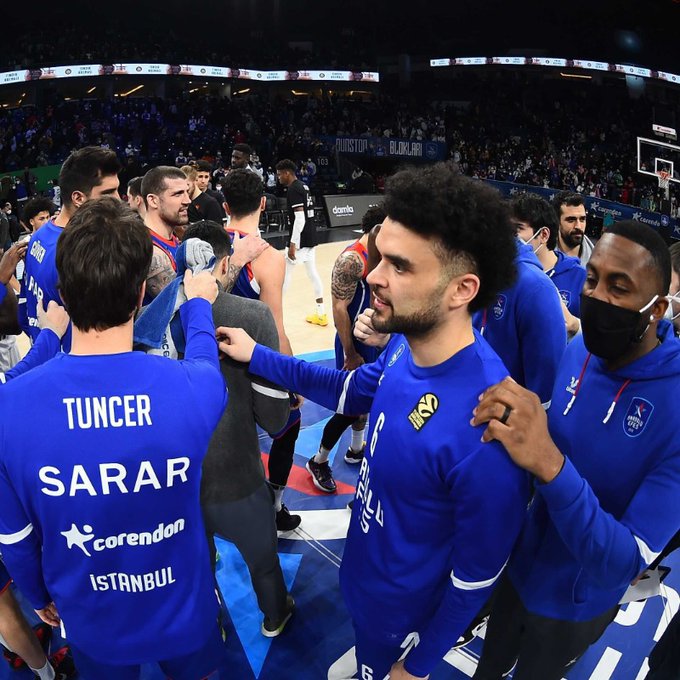 Anadolu Efes oyuncuları maç öncesi sahaya çıkarken