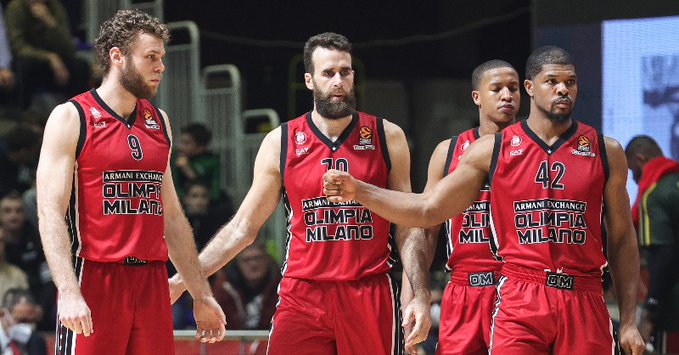 Olimpia Milano oyuncuları maç sonunda sahadan ayrılıyor