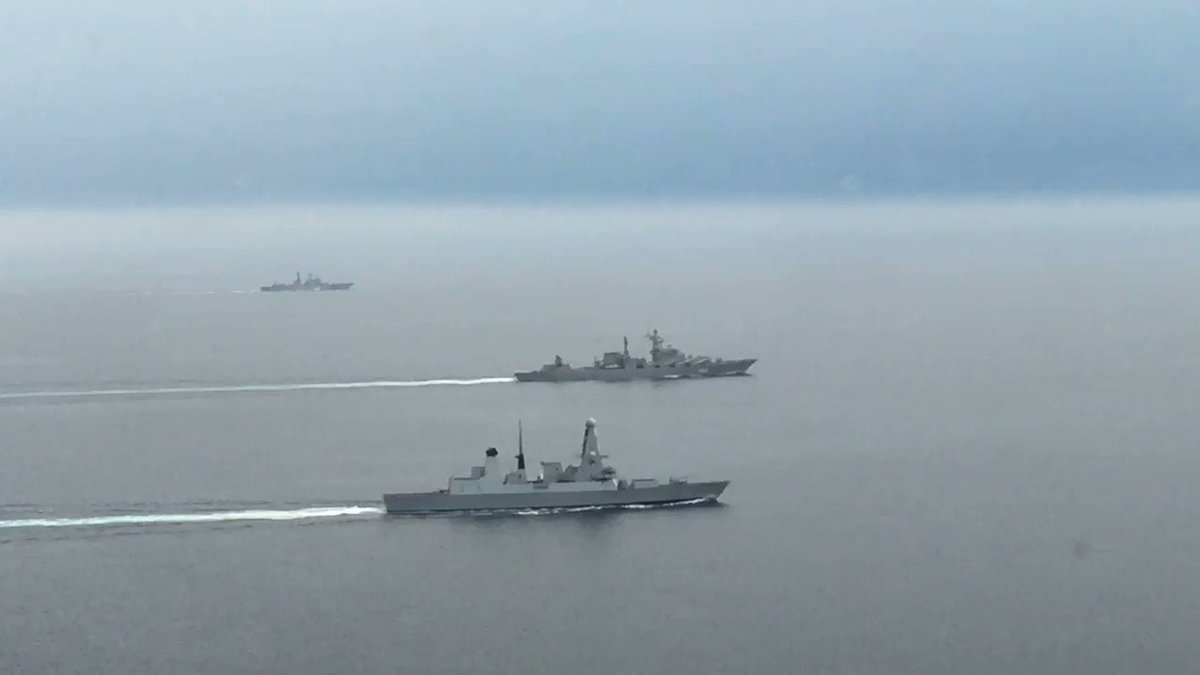 ナカムラ イギリス海軍ミサイル駆逐艦 ダイヤモンド が 英国本土周辺海域を航行中のロシア海軍ミサイル巡洋艦 マーシャル ウスティノフ と駆逐艦 セヴェロモルスク の2隻の監視行動を実施しているとのこと 週刊安全保障