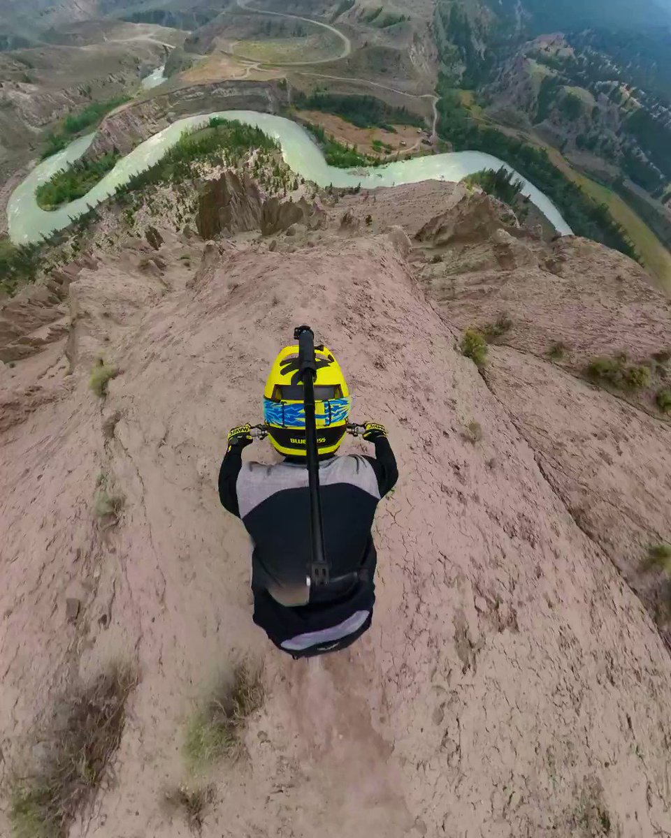 Take a ride down Farewell Canyon with Kilian Bron + #GoProFusion. 🚵♂️
#GoProMTB #Canada