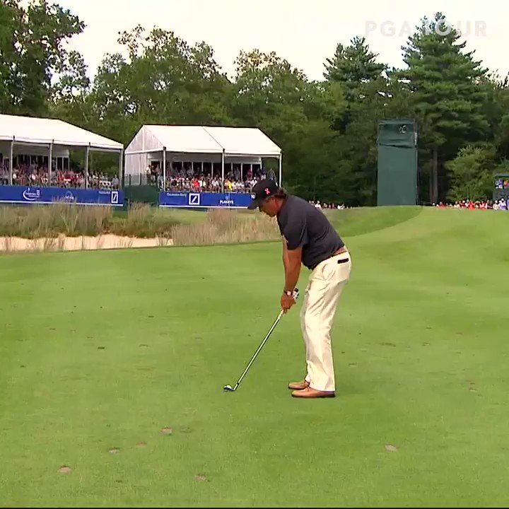 Khi nói về gôn thủ kì cựu Phil Mickelson, ta phải nói về bàn tay ma thuật trong cự li ngắn của anh, đặc biệt là những cú đánh bằng gậy wedge: