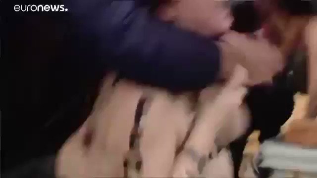 En este vídeo de Euronews se ve algo que no se ha difundido mucho en medios españoles. Una manada pateando a mujeres indefensas.
Estos posibles votantes de PP, C's o Vox se creerán muy machitos, pero está claro que hay que ser cobarde y muy poco hombre.
Bravas @FemenSpain. 💪