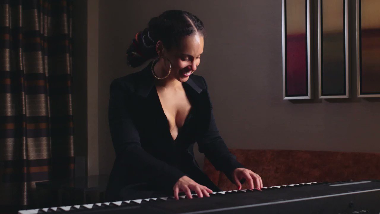 Happy Birthday to the outrageously talented, Alicia Keys!

Here she is playing Jay-Z\s Feelin\ It on piano. 