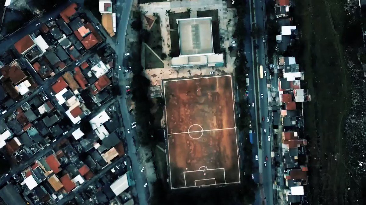 Aqui não tem cadeira numerada, camarote ou ar-condicionado. A torcida grita durante 90 minutos, empurrando os jogadores na terra, na lama ou até grama, quando tem. Aqui é o nosso tempo da várzea.
#TemplosDaVarzea