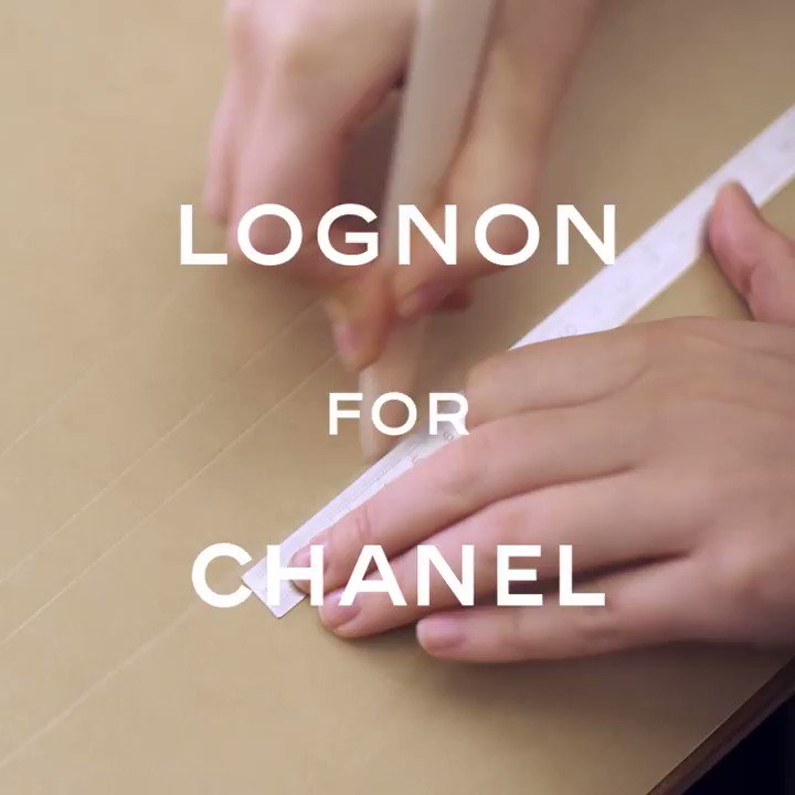 Lognon’s delicate accordion pleats in black tulle and organza add movement to the skirts of several dresses in the Paris-New York #CHANELMetiersdArt collection, with swathes of layered pleats festooning the sleeves of others. #CHANELinNYC More on http://chanel.com/-T-MDA18-19