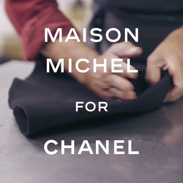 Inspired by majestic headwear, Karl Lagerfeld’s #CHANELMetiersdArt designs were brought to life in the historic Parisian millinery atelier of @MaisonMichel in gold leather. #CHANELinNYC #CHANEL #MaisonMichel More on http://chanel.com/-T-MDA18-19