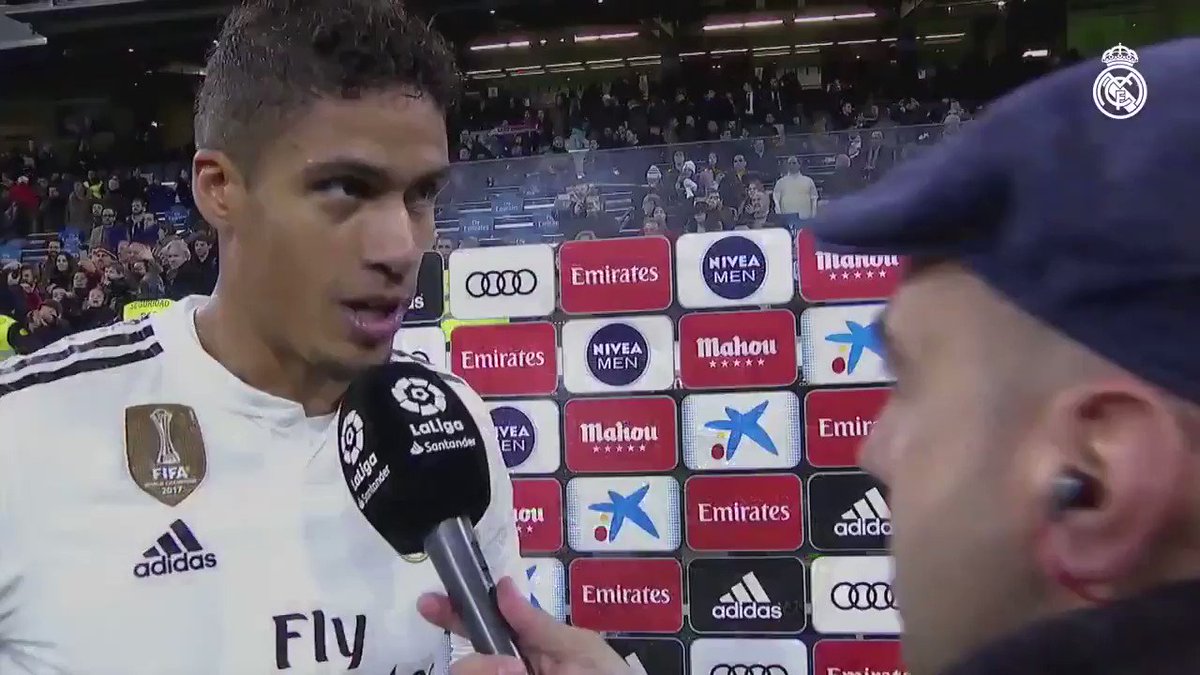 🎙 @raphaelvarane analizó la victoria en Liga tras el pitido final. Esto fue lo que dijo el zaguero francés. #RMLiga