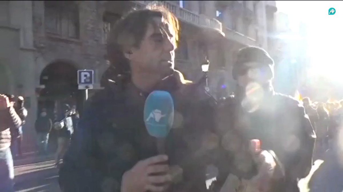 Agreden al periodista de Intereconomía Kake Minuesa mientras cubría una de las manifestaciones en Barcelona http://bit.ly/2rOTa4W