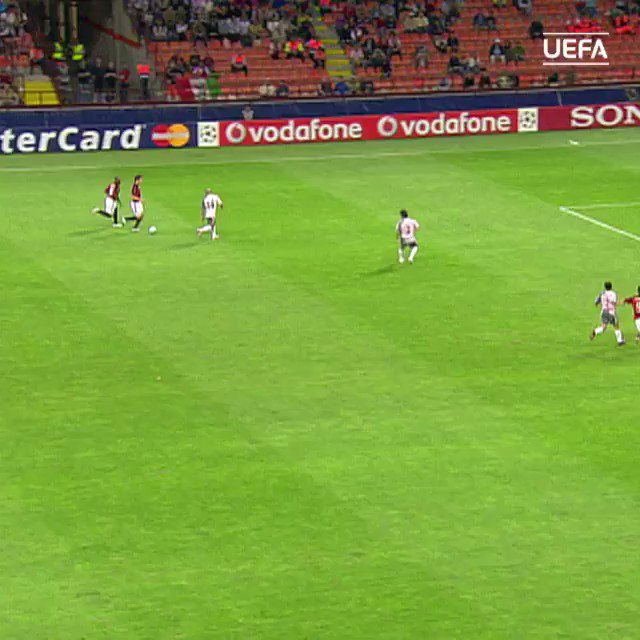 🔴⚫ #Kaká ➡️ #Pirlo ➡️ #Inzaghi ⚽️
#UCL #TBT #ThrowBackThursday #Milan @acmilan