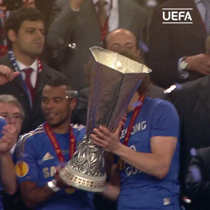 Parabéns a Paulo Ferreira, antigo jogador de @FCPorto, @ChelseaFC_pt e @selecaoportugal, que completa 40 anos. 🎁🎉
Taça UEFA/#UEL: 🏆🏆
#UCL: 🏆🏆
Recorde o momento em que ergueu o último troféu da carreira.