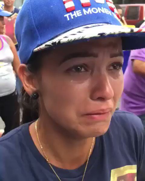 #VIDEO "Quiero mi país libre, quiero un mejor futuro": Pide entre lágrimas una manifestante opositora que caminó desde Higuerote hasta Caracas #23Ene http://bit.ly/2Hpjv45