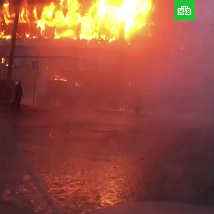 В Кизляре горит торговый центр – все здание охвачено огнем В Кизляре горит торговый центр – все здание охвачено огнем