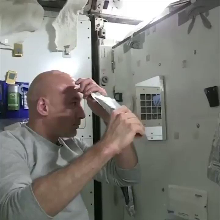 Astronaut Luca Parmitano shows how astronauts wash their hair/heads in space! 🚀 via @UNILADTECH
🎥 (@nasa)
#space #Life