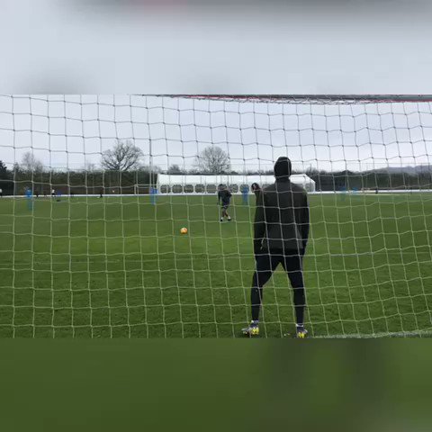The goalkeeper from Gabon is BACK 🇬🇦
⚽️ @PiresRobert7 🆚 @Aubameyang7 🧤