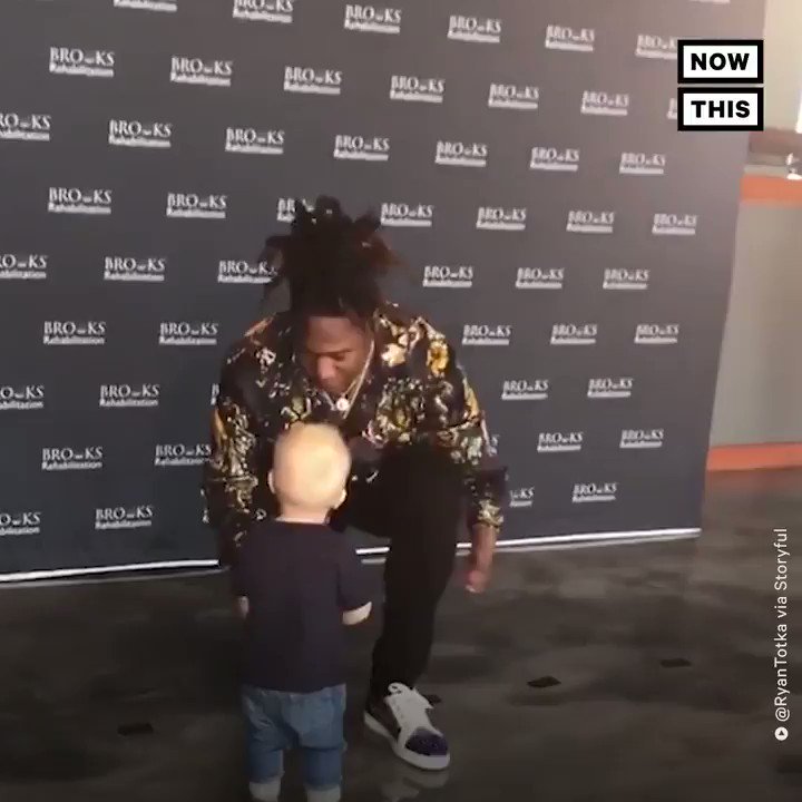 NFL star @Shaquemgriffin shared an adorable moment with a little boy who has 1 hand, just like him