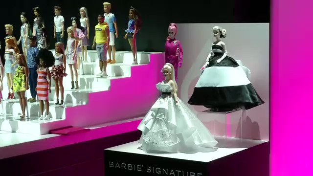 #Barbie cumple 60 años en feria de #NuevaYork. #Mattel presenta sus mejores #juguetes, luego de que sus acciones cayeron por proyecciones de ventas