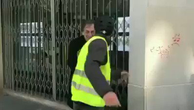 #FRANCE: Yellow Vest protesters surround #Jewish Philosopher, Alain Finkielkraut, and yell: "Dirty Zionist. Dirty Jew. You're going to die."
Is this how Europe is going to treat Jews in 2019? Shameful! #Antisemitism