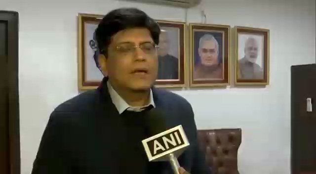 राहुल गांधी ने मेक इन इंडिया प्रोग्राम का मजाक बनाया है, गांधी परिवार की उपलब्धि रही है कि उन्होंने अपने संसदीय क्षेत्र में लगी रेल कोच फैक्ट्री की 2007 मे घोषणा की और 2014 में भी वहाँ मशीने नही चल रही थी। मोदी सरकार के आने के बाद उस फैक्ट्री में उत्पादन शुरु कराया गया।
