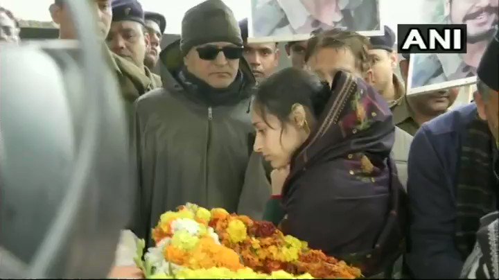 #WATCH Wife of Major VS Dhoundiyal (who lost his life in an encounter in Pulwama yesterday) by his mortal remains. #Dehradun #Uttarakhand