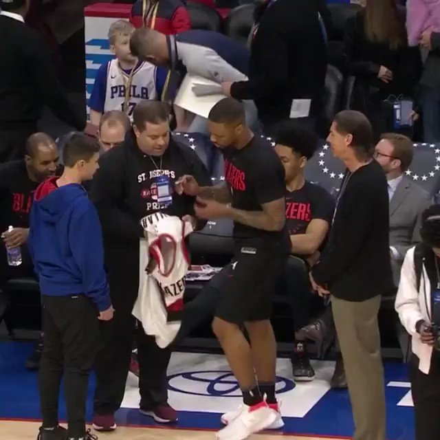 Damian Lillard signs a jersey for a young fan pregame in Philly! #ThisIsWhyWePlay
#RipCity