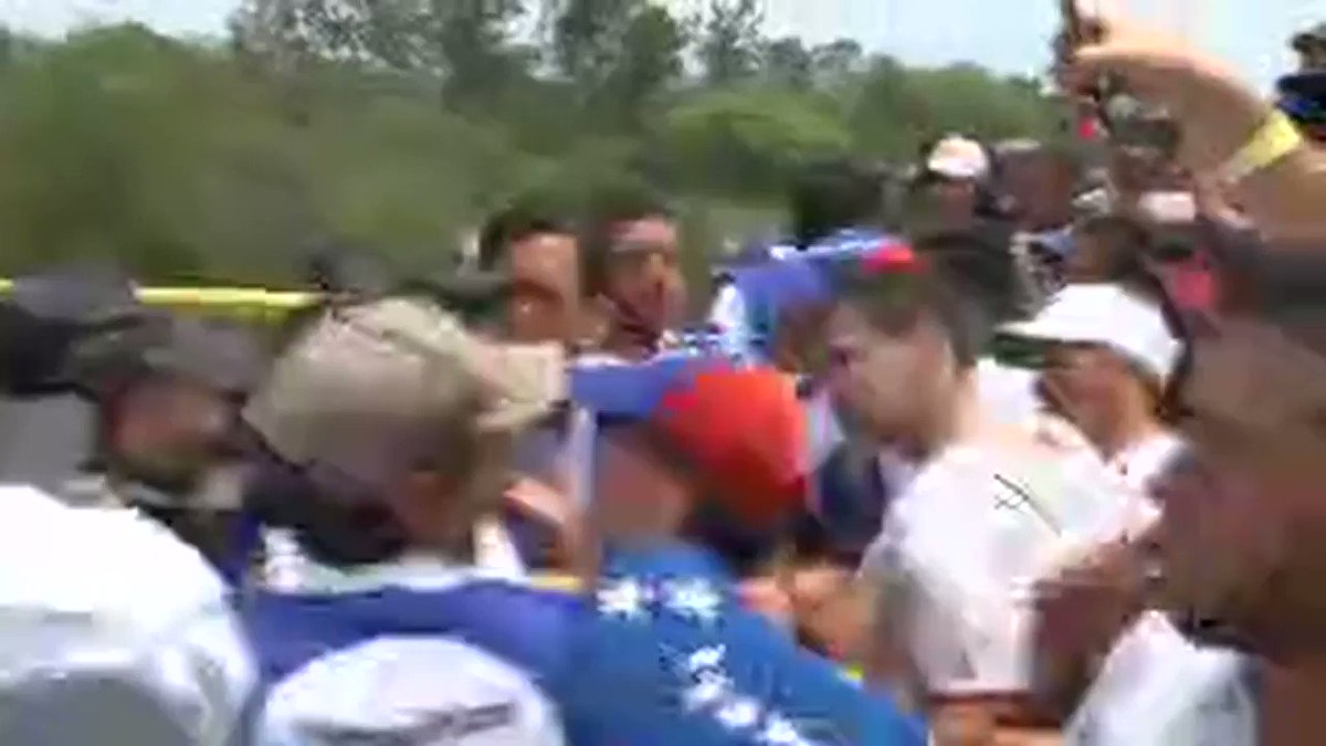 🇻🇪 Este es el momento en el que las agentes de la policía de #Venezuela rompen la barrera en el puente Francisco de Paula Santander y dejan pasar a los voluntarios que apoyan la entrega de ayuda humanitaria.