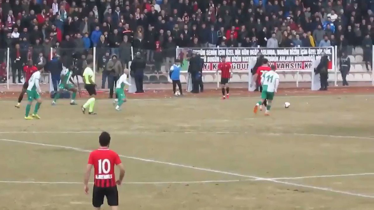 Türkiye Amatör Ligi takımlarından
Yozgatspor 1959’un 22 yaşındaki Nijeryalı golcüsü Esosa Priestley Irogue, Ünyespor'a “Messi” golü atmış..