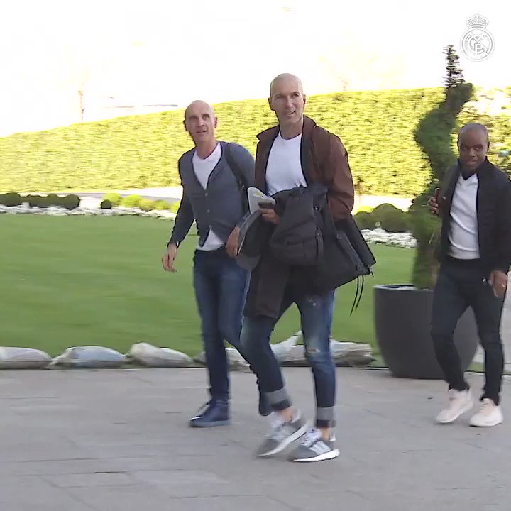 🏠 ¡Zidane ya trabaja en la Ciudad Real Madrid!
🇫🇷 Zinedine Zidane
🇫🇷 David Bettoni
🇫🇷 Hamidou Msaidie
#RMCity | #HalaMadrid