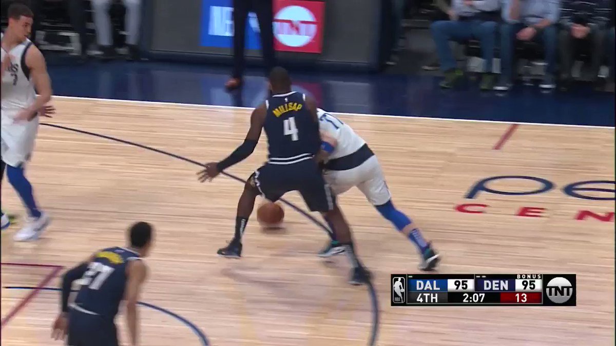 Luka Doncic uses a series of fakes inside!
#MFFL 97
#MileHighBasketball 97
1:20 left on @NBAonTNT