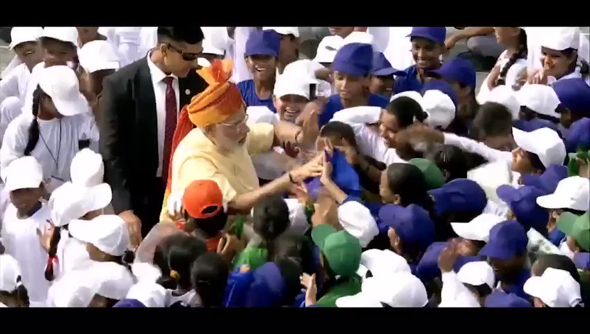 वो एक अकेला चल पड़ा...मैं उसकी ही क़तार हूँ,
मैं नये भारत की कल्पना से सहमत विचार हूँ,
मैं देश के विकास में छोटा सा भागीदार हूँ,
हाँ मैं भी चौक़ीदार हूँ।
हर उस भारतीय में है एक चौक़ीदार जिसे है देश की फ़िक्र। #MainBhiChowkidar