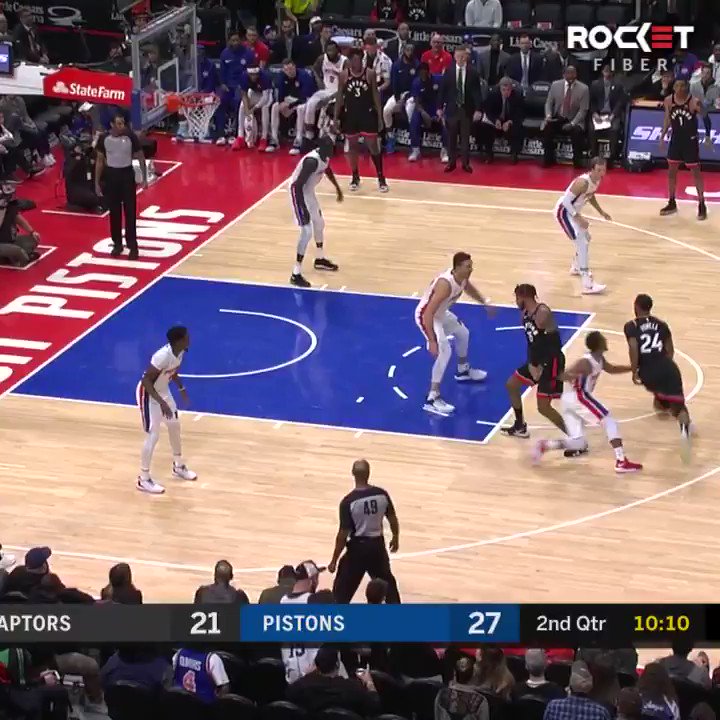 .@LukeKennard5 out here throwing no-look alley-oops to @ThonMaker14
#PistonsNow powered by @RocketFiber