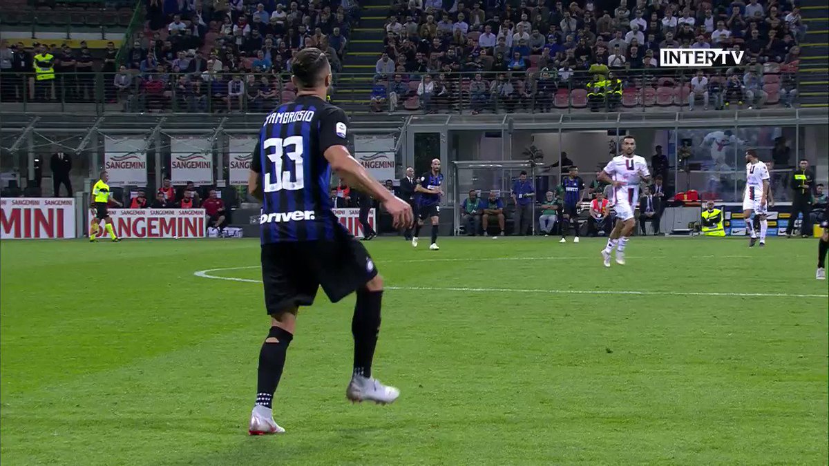 ⛔ | DECISIVO
Depois de tirar a ⚽️ em cima da linha aos 51' do 2º tempo, @ddambrosio analisou o que foi esse #DerbyMilano.
#ForzaInter ⚫️🔵