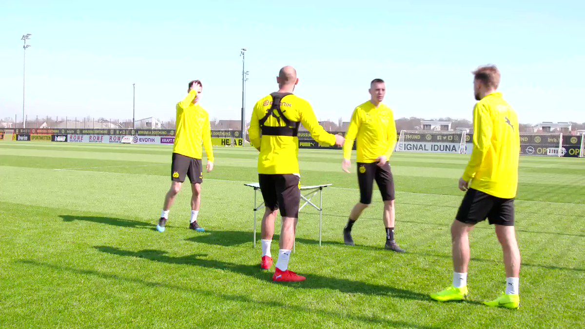⚽️🎾 Fußballtennis - oder auch die BVB-Klapptisch-Challenge! 😃
Julian Weigl und Marcel Schmelzer 🆚 Marius Wolf und Ömer Toprak
Wer holt als erstes elf Punkte?