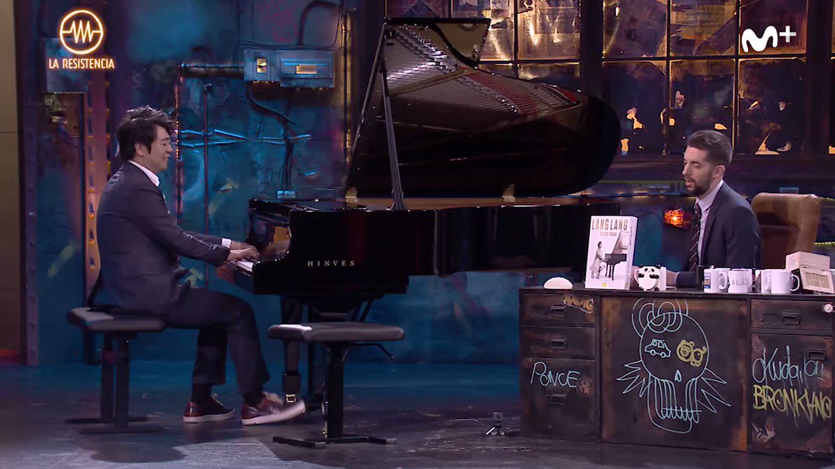 El mejor pianista del mundo tocando una de las mejores canciones de la historia con el segundo mejor presentador. Sentimos no estar a la altura nunca. #LaResistencia