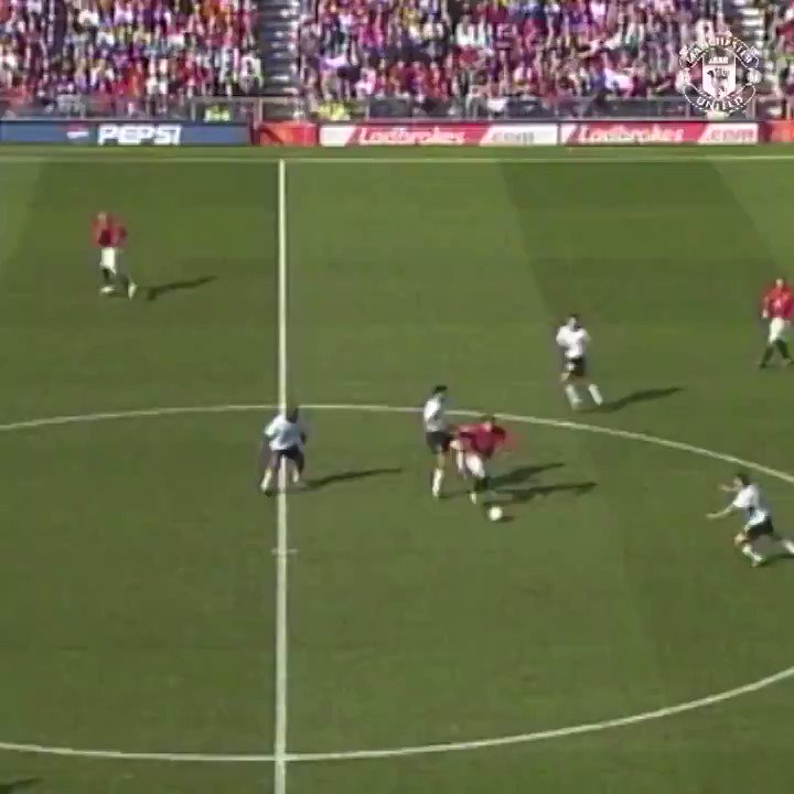 Seguimos recordando golazos del #MUFC anotados #UnDiaComoHoy...
La magia de @RvN1776 💫
