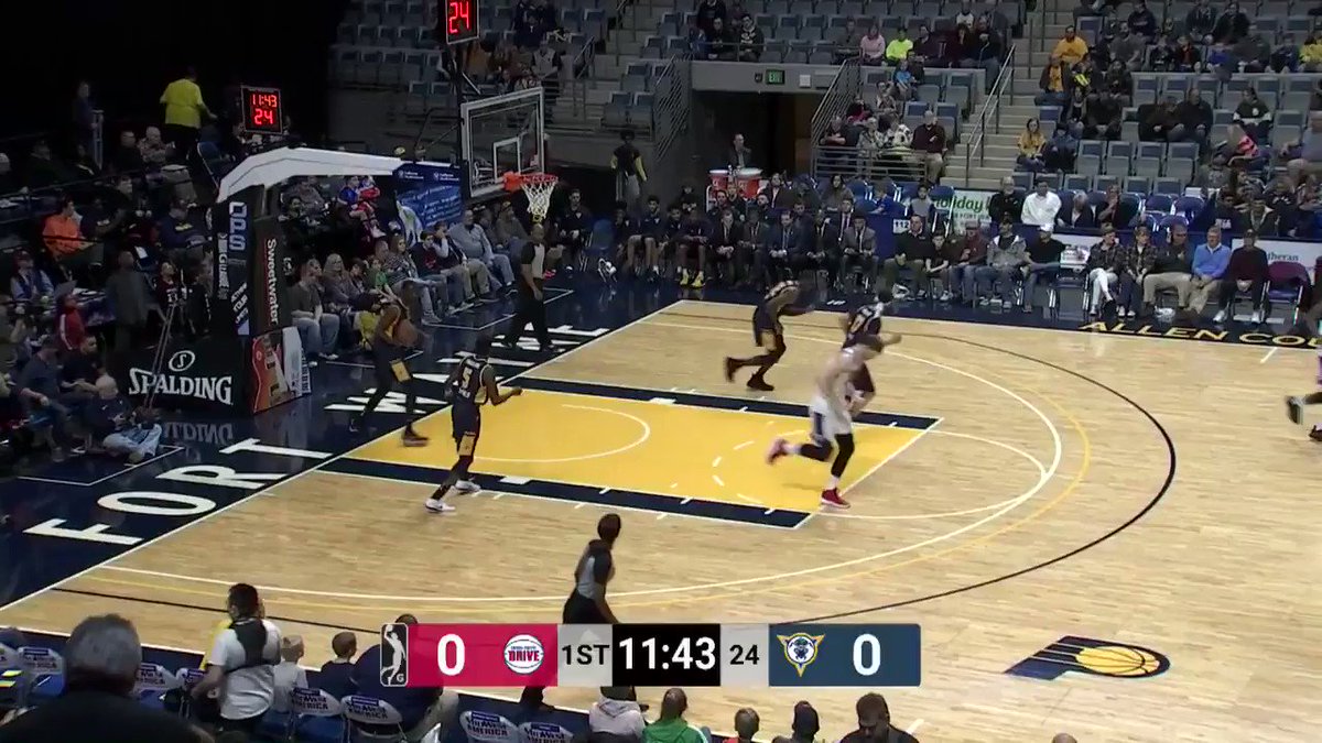 Slick reverse, @AlizeJohnson 👏
@MissouriStBears ↗️@TheMadAnts ↔️@Pacers
@TheMadAnts vs. @grdrive: https://on.nba.com/2TTgej7