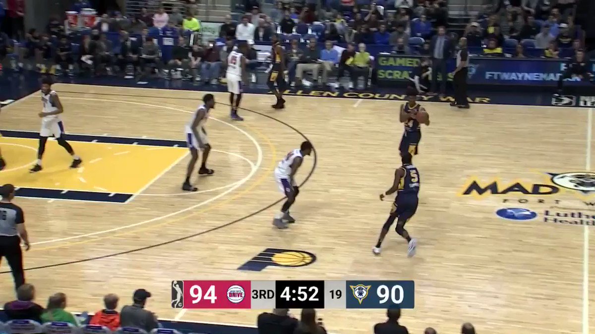 One-handed HAMMER from @AlizeJohnson 🔥
@MissouriStBears ↗️ @TheMadAnts ↔️ @Pacers
@TheMadAnts vs. @grdrive: https://on.nba.com/2TTgej7